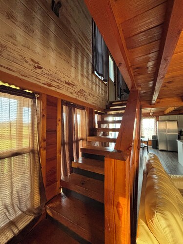 Serene peaceful 2-bedroom cabin in charming Clarkrange/Jamestown