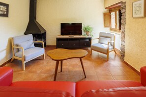 Una televisión, una chimenea