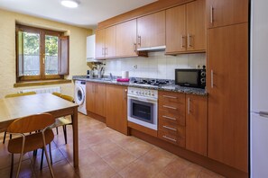 Fridge, microwave, oven, stovetop - Rural House Can Noguer de Rocabruna (Camprodón)