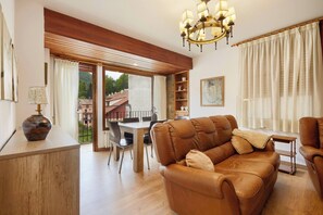 Een televisie en een open haard