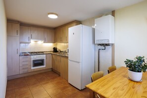 Frigorífic, microones, forn i placa de cuina 