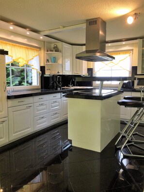 Geladeira, micro-ondas, fogão, cooktop