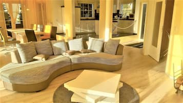 Fernseher, Kamin, Stereoanlage