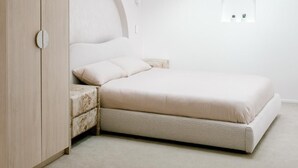 A minimalist bedroom with a bed, a wardrobe, and a skylight. - Casa Palma in Mermaid Waters (Gold Coast)