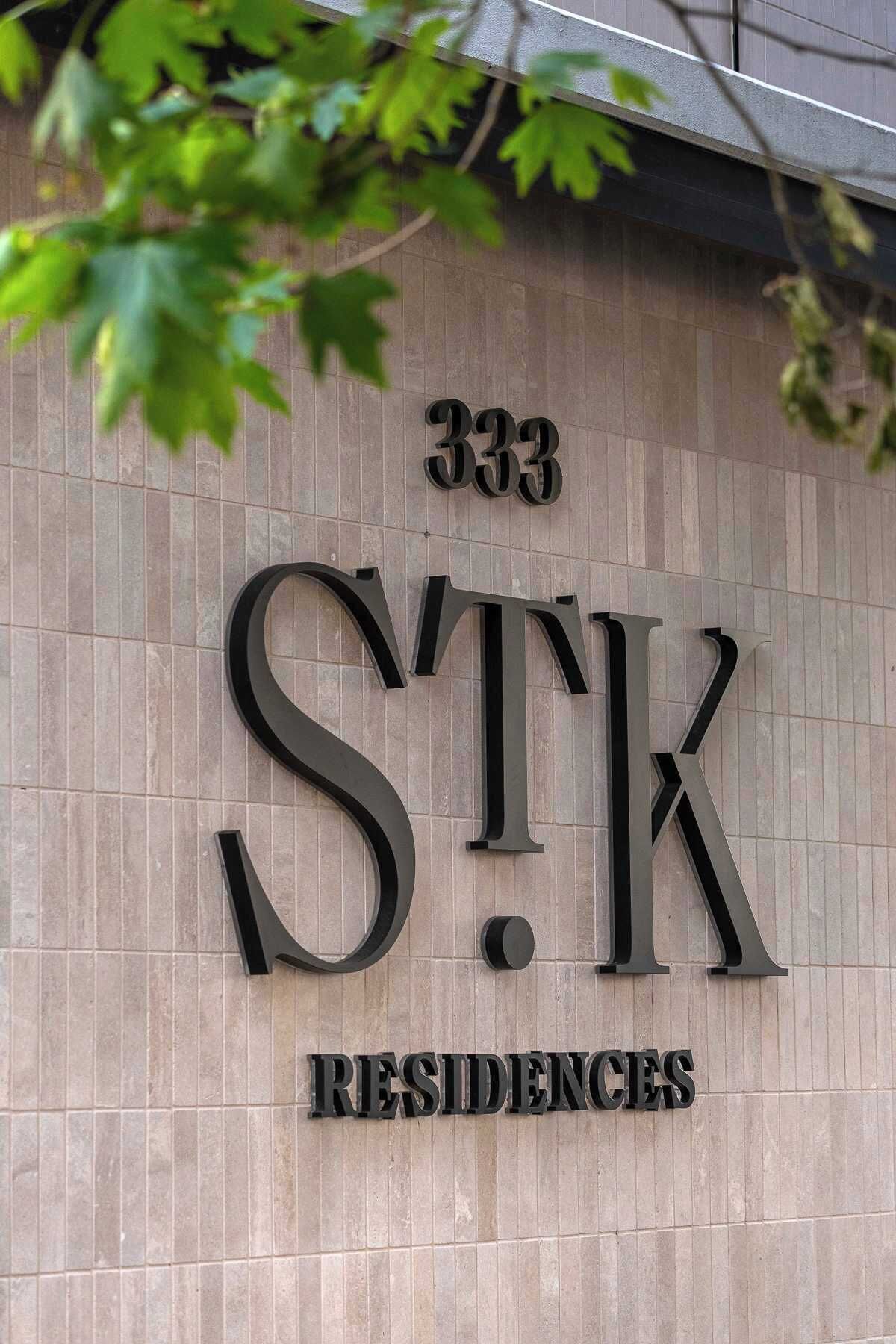 Une plaque indiquant le numéro 333 et les lettres STK, signalant une zone résidentielle.