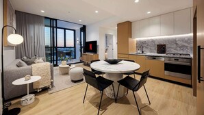 Eine moderne Wohnung mit Wohnzimmer, Essbereich und Küche.