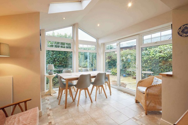 House | 3 bedrooms, desk