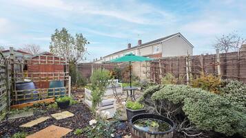 House | 4 bedrooms, desk