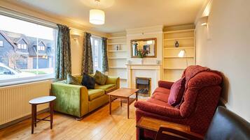 House | 4 bedrooms, desk