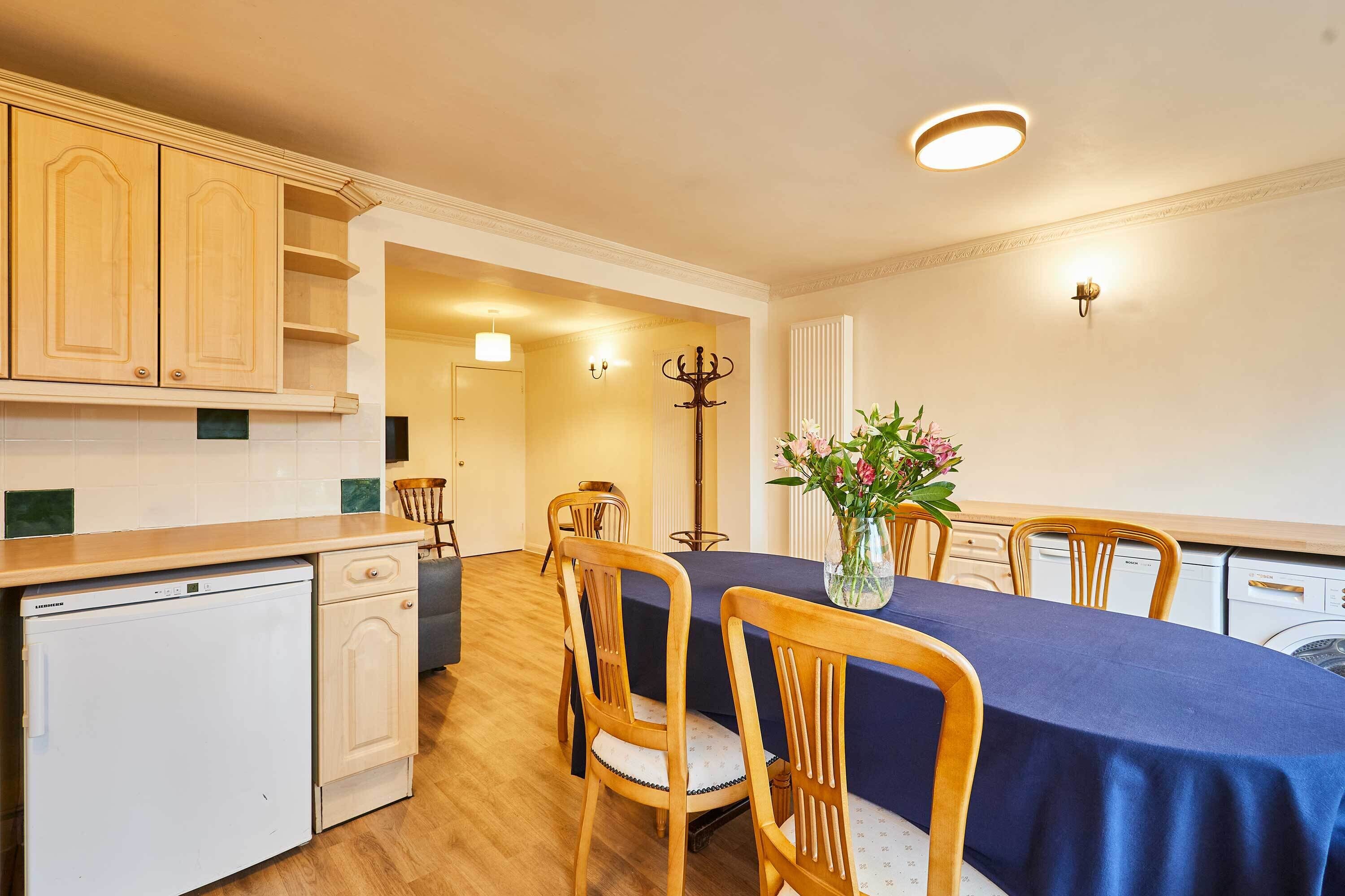 House | 4 bedrooms, desk