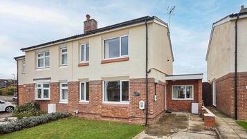 House | 4 bedrooms, desk