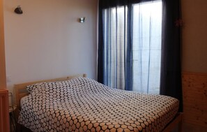 Een strijkplank/strijkijzer, wifi, beddengoed