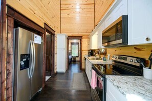 Fridge, microwave, oven, stovetop - Feelin' Froggy - pond view, cozy getaway (Broken Bow)