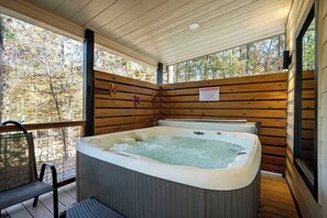 Outdoor spa tub - Feelin' Froggy - pond view, cozy getaway (Broken Bow)