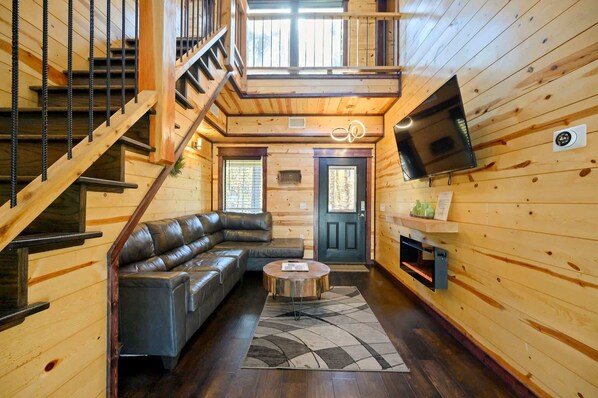 TV, table football, offices - Feelin' Froggy - pond view, cozy getaway (Broken Bow)