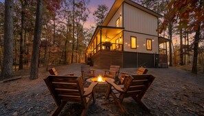 Terrace/patio - Feelin' Froggy - pond view, cozy getaway (Broken Bow)