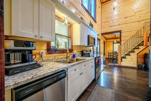 Fridge, microwave, oven, stovetop - Feelin' Froggy - pond view, cozy getaway (Broken Bow)