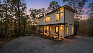 Exterior - Feelin' Froggy - pond view, cozy getaway (Broken Bow)