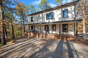 Exterior - Feelin' Froggy - pond view, cozy getaway (Broken Bow)
