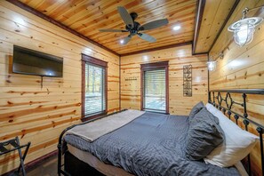 Iron/ironing board, WiFi, bed sheets - Feelin' Froggy - pond view, cozy getaway (Broken Bow)