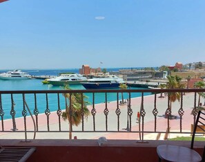 Terrace/patio - Family-Ready 2BR Home! Secured Resort, Pool Access & Full Kitchen. (Hurghada)
