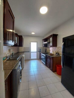 Private kitchen - Family-Ready 2BR Home! Secured Resort, Pool Access & Full Kitchen. (Hurghada)