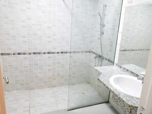 Douche, sèche-cheveux, serviettes fournies, savon