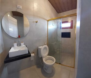 Sèche-cheveux, serviettes fournies, savon, shampoing