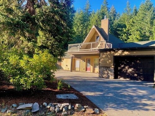 Rivers Chalet: An inspiring stay on the edge of the Gifford P. National Forest.