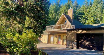 Rivers Chalet: An inspiring stay on the edge of the Gifford P. National Forest.