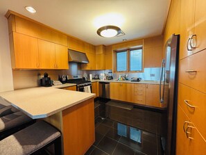 Mikrovågsugn, ugn, spishäll och diskmaskin