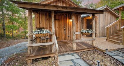 Craftsman Cabin Retreat I Saltwater Hot Tub & Natural Beauty!