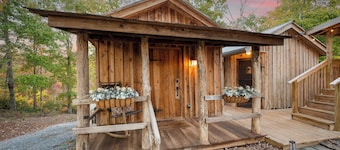 Craftsman Cabin Retreat I Saltwater Hot Tub & Natural Beauty!