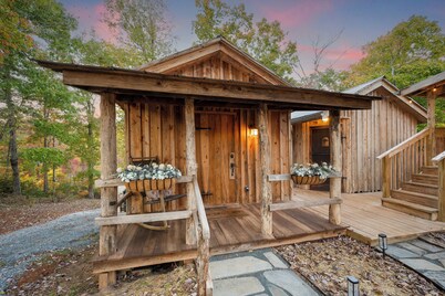 Craftsman Cabin Retreat I Saltwater Hot Tub & Natural Beauty!