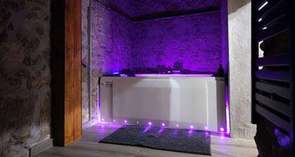 Cottage near the mountains (climbing in Margalef) and river (kayaking Ebro river)