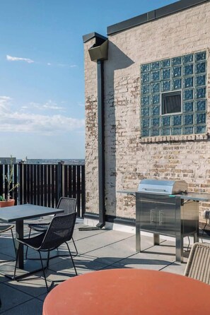 Outdoor dining - Luxury Designer Apartment 1202|Gold Coast/Old Town (Chicago)
