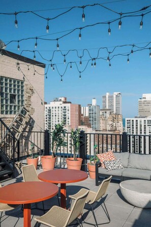 Outdoor dining - Luxury Designer Apartment 1202|Gold Coast/Old Town (Chicago)