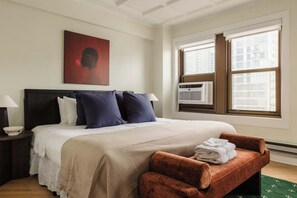 2 bedrooms, desk, iron/ironing board, travel cot - Luxury Designer Apartment 1202|Gold Coast/Old Town (Chicago)