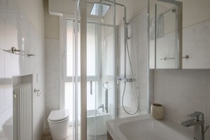 Dusche, Haartrockner, Bidet, Handtücher