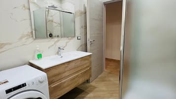 Deluxe-værelse - udsigt til have | Badeværelse | Gratis toiletartikler, Toiletpapir