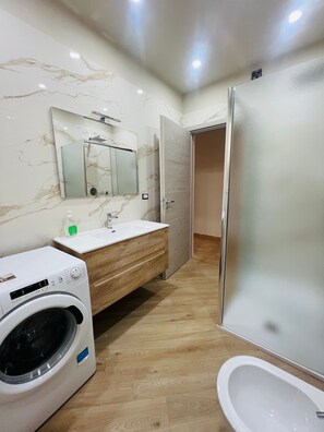 Deluxe Room, Garden View | Bathroom | Free toiletries, bidet, toilet paper