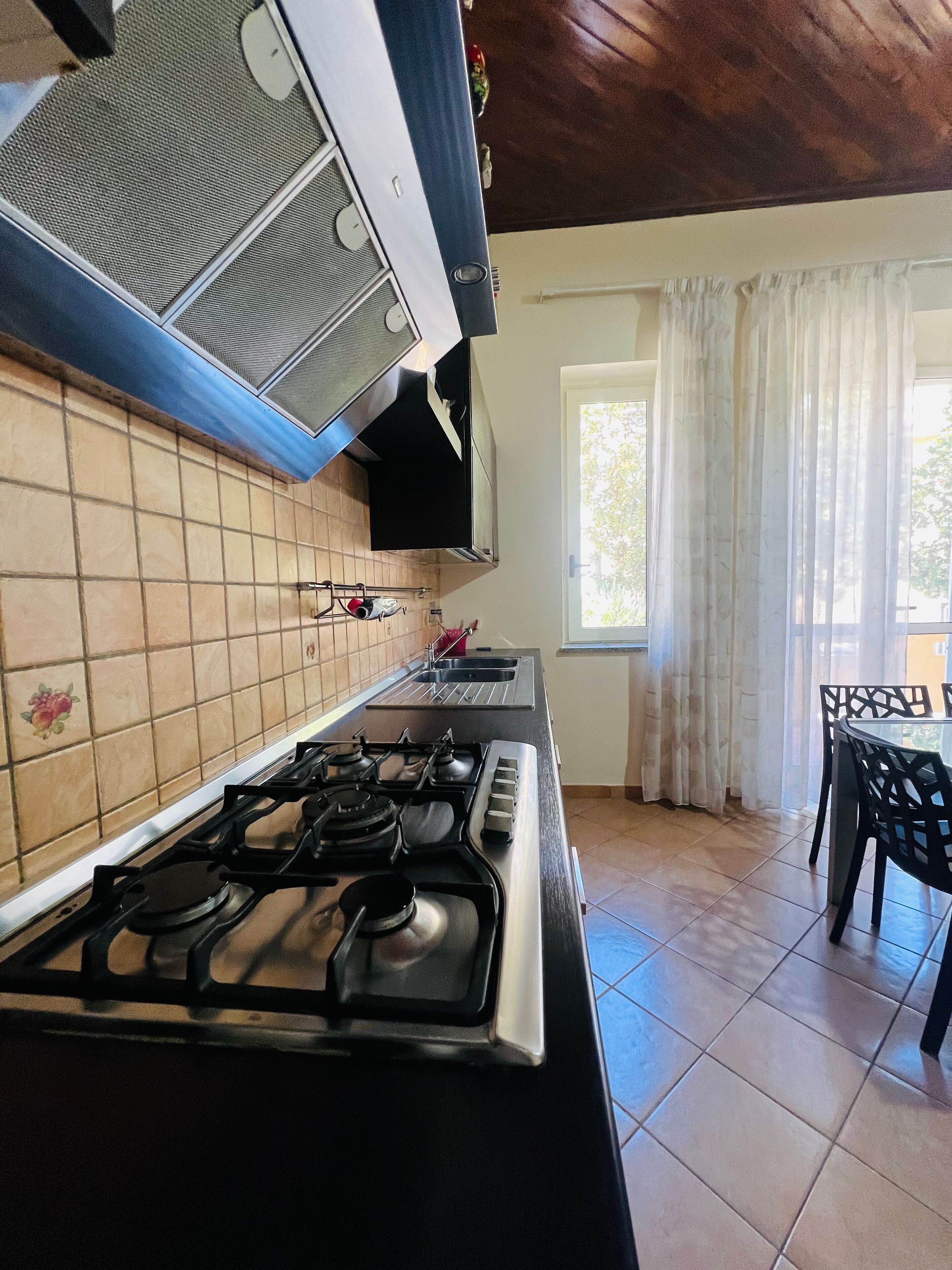 Habitación Deluxe, vista al jardín | Cocina privada | Refrigerador, horno, parrilla de estufa y lavavajillas 