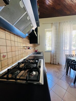 Rom – deluxe, hageutsikt | Eget kjøkken | Kjøleskap, ovn, kokeplater og oppvaskmaskin