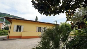 A yellow building with two windows and a red roof. - Villa 3 letti 2 docce e Giardino  (Pizzo)