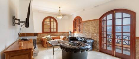 Televisie en een open haard