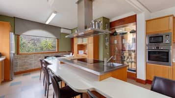 冰箱、微波炉、烤箱、炉灶