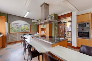 Refrigerador, microondas, horno, placa de cocina