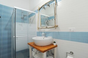 Shower, hair dryer, bidet, towels - Villa Sciammaca Apartment 1, a sea-view holiday home with access to the sea (Sicilia)