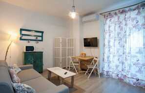 TV, books - Villa Sciammaca Apartment 1, a sea-view holiday home with access to the sea (Sicilia)