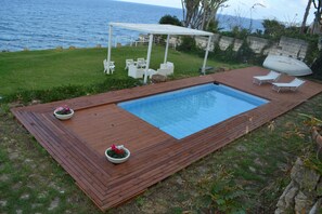 Outdoor pool - Villa Sciammaca Apartment 1, a sea-view holiday home with access to the sea (Sicilia)